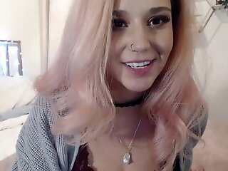Beautiful Inexperienced Camgirl Shows Off Her Deepthroating Abilities