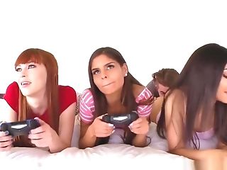 Horny Gamer Teenagers Suck Pole